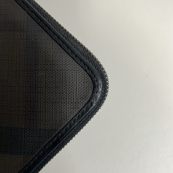 ■Authentic Burberry long wallet check round zipper long wallet PVC leather dark - Picture 5 of 10